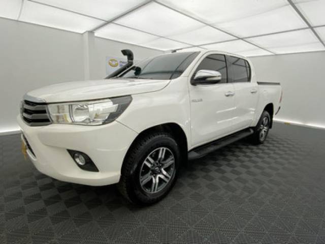 Toyota Hilux 2.4L CO 7 psj Pick-Up automático blanco $147.000.000