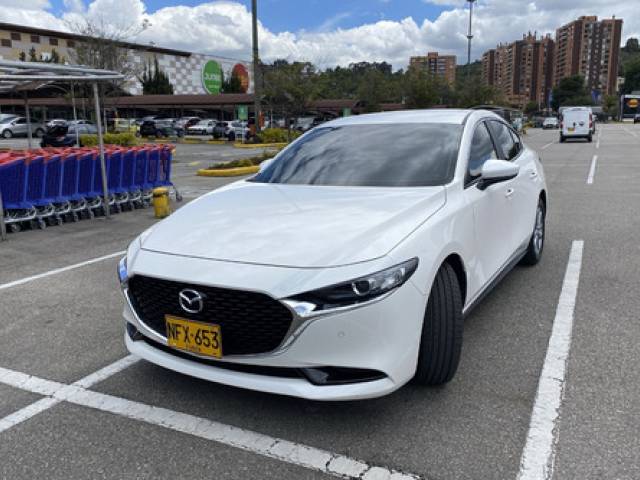 Mazda 3 2.0 TOURING MHEV Sedán híbrido 6.300 kilómetros Barrios Unidos
